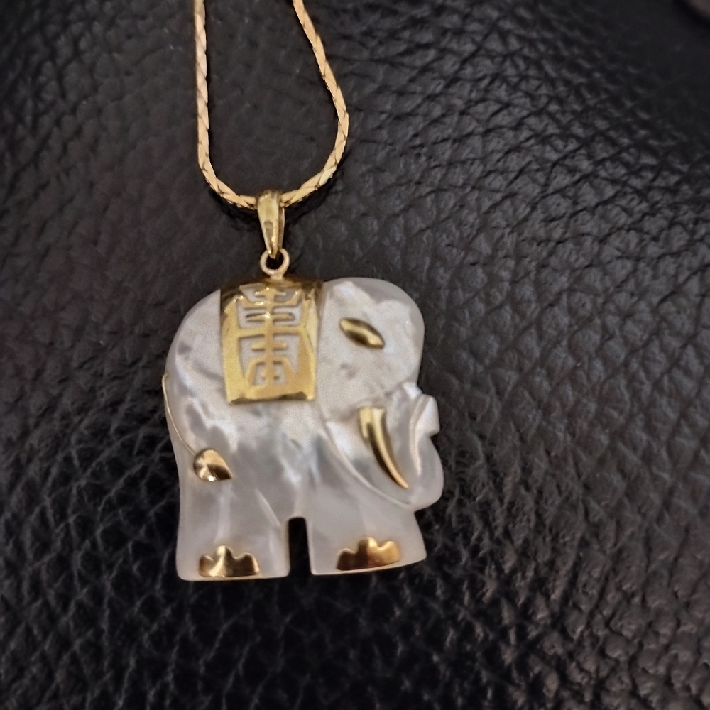 Elegant HongKong Gold and White Pearl Elephant Pendant Gold Chain Necklace 8.5'